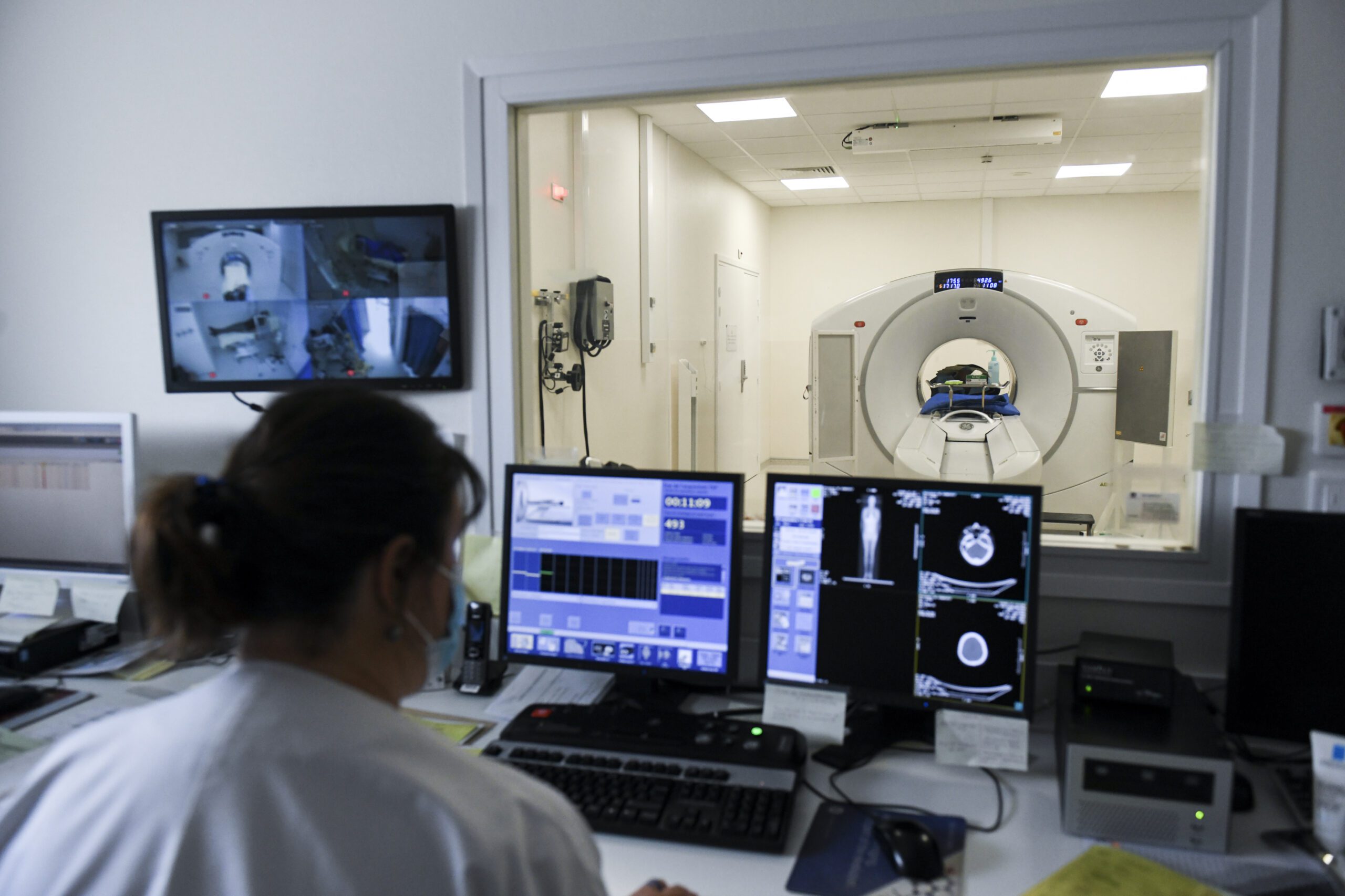 Prise en charge du cancer de la prostate au Centre Georges François Leclerc. Avant leur prise en charge en radiothérapie, les patients passent une tomographie par émission de positions (TEP), qui permet de poser un diagnostique.